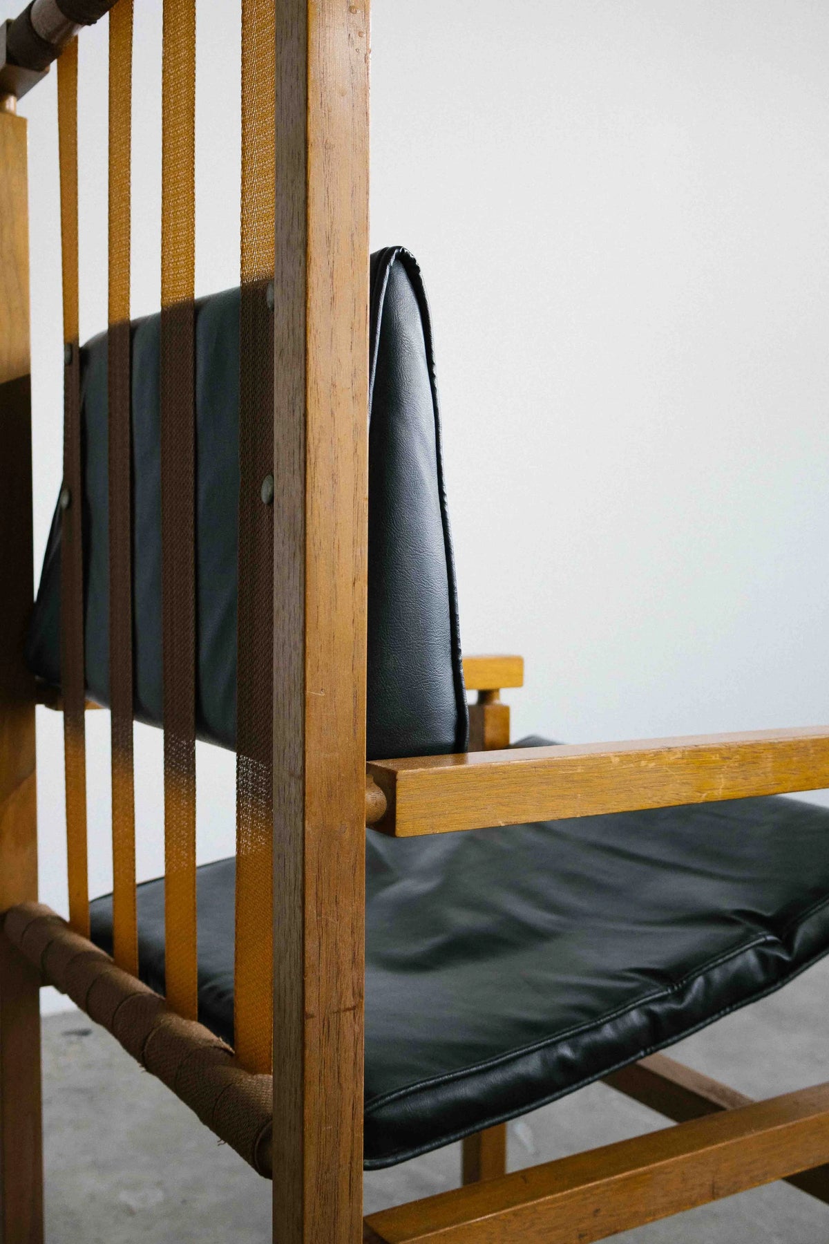 Architects Lounge Chair in Leather and Pine — close-up