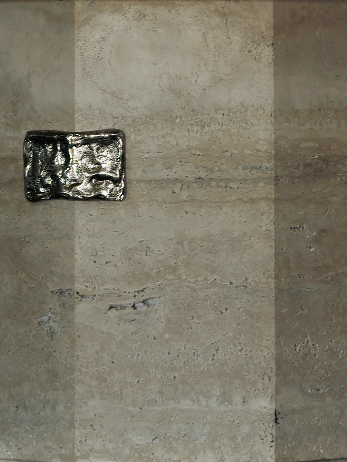 Travertine stone detail of Ottavia table lamp base
