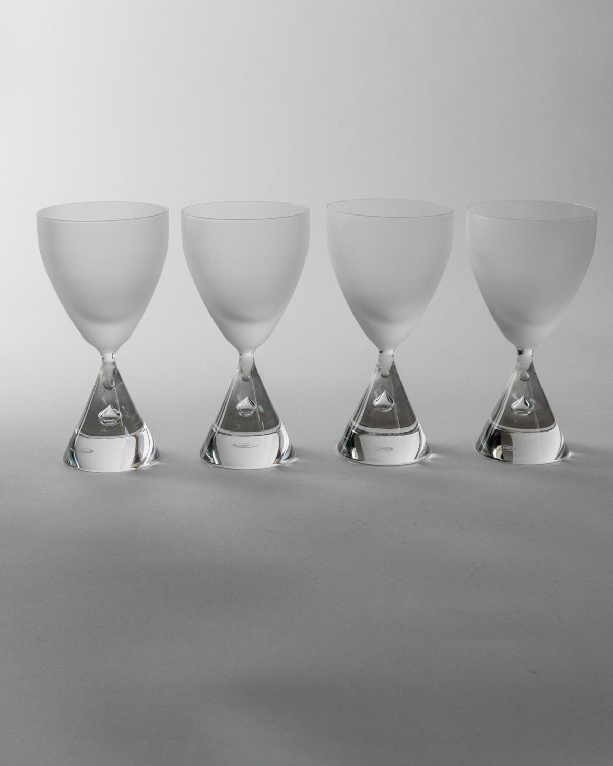 Set of 4 Vintage Murano Drinking Glasses - Hourglass Design with Bubble, Frosted and Clear Glass - Timeless Italy 80s - Wine Glasses, Gift — close-up