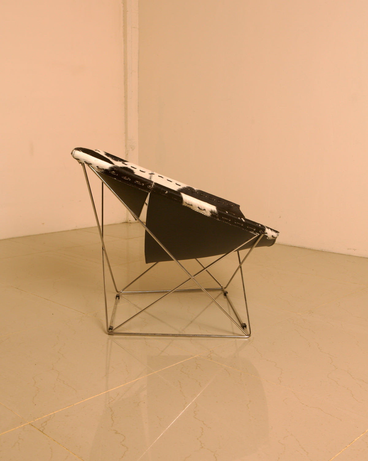 F675 "Butterfly" Cowhide Armchair by Pierre Paulin for Artifort 00's — side angle showing black and white cowhide seat