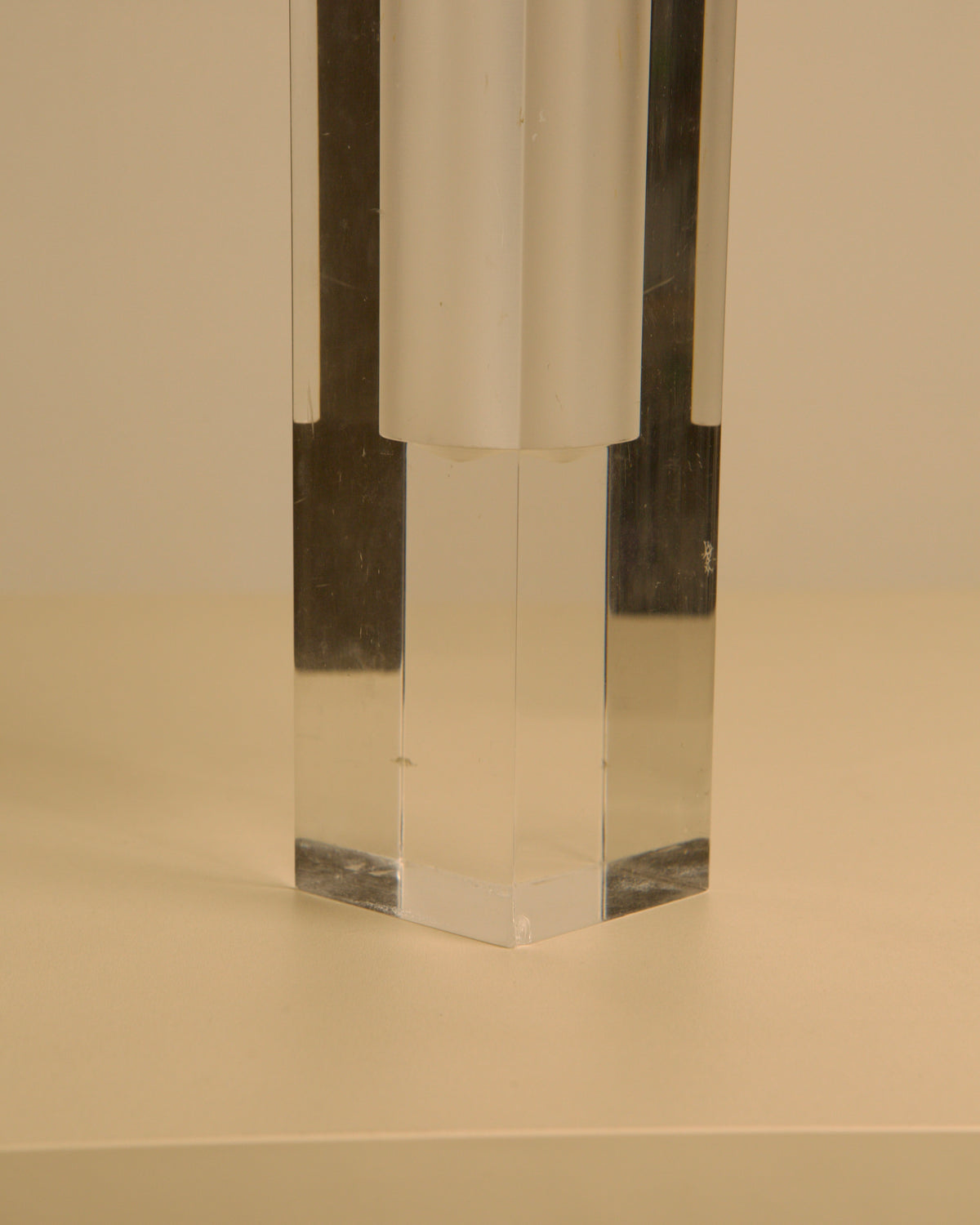 Plexiglass Vase by Luigi Massoni for Guzzini 70's — close-up of hexagonal base detail