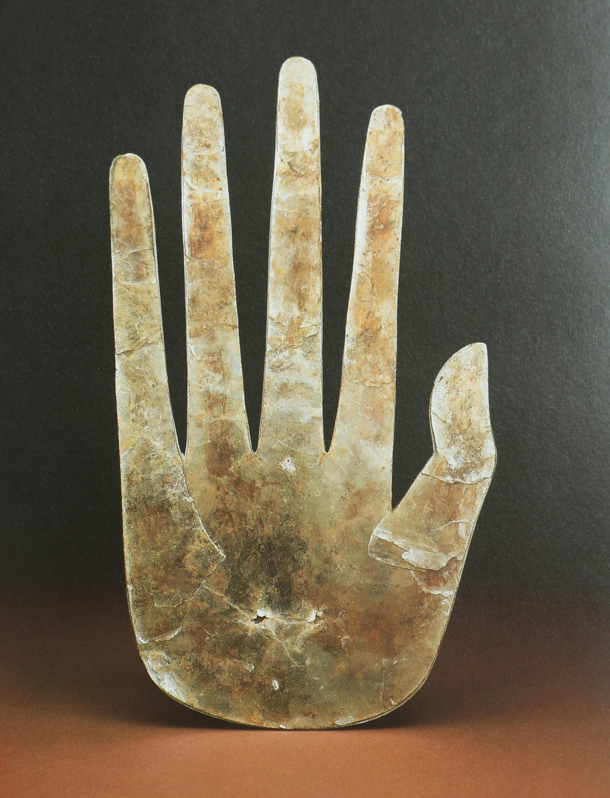 Le Grand Atlas de L’art Book Set — close-up of textured hand sculpture