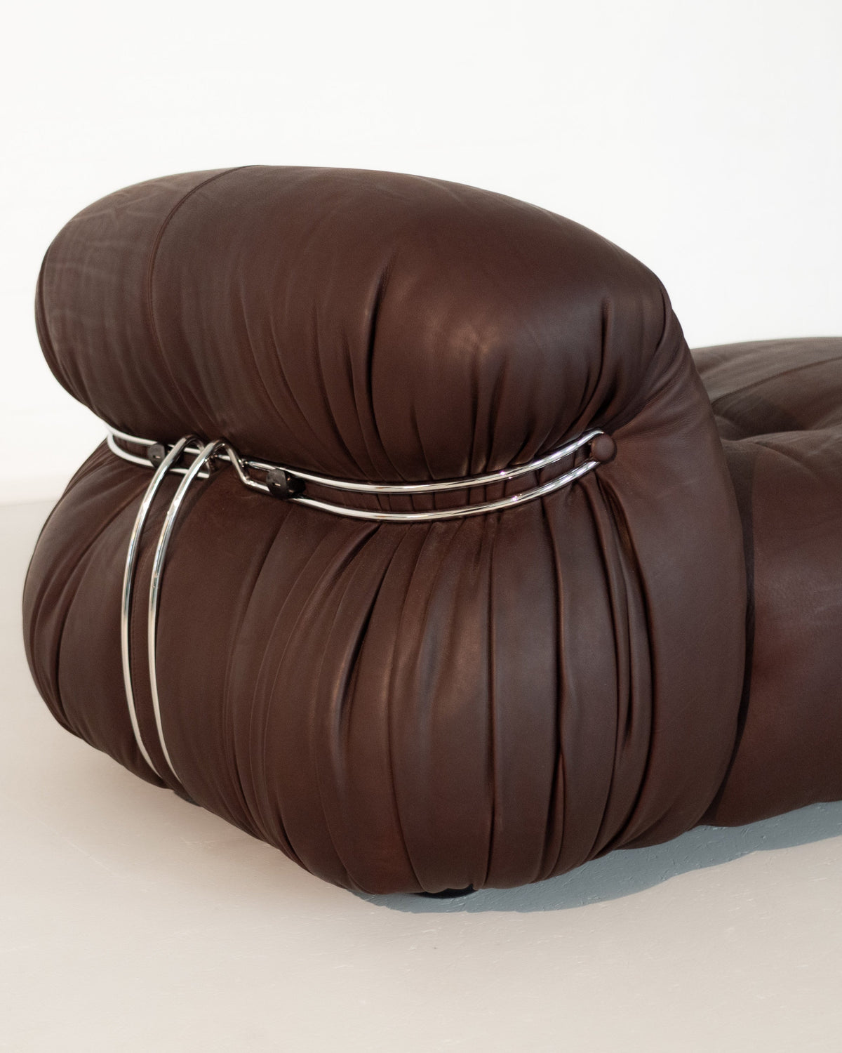 Brown leather Soriana chaiselongue with chrome frame detail