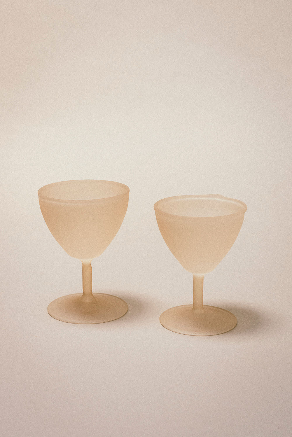 Frosted ecru wine glasses set, top view detail