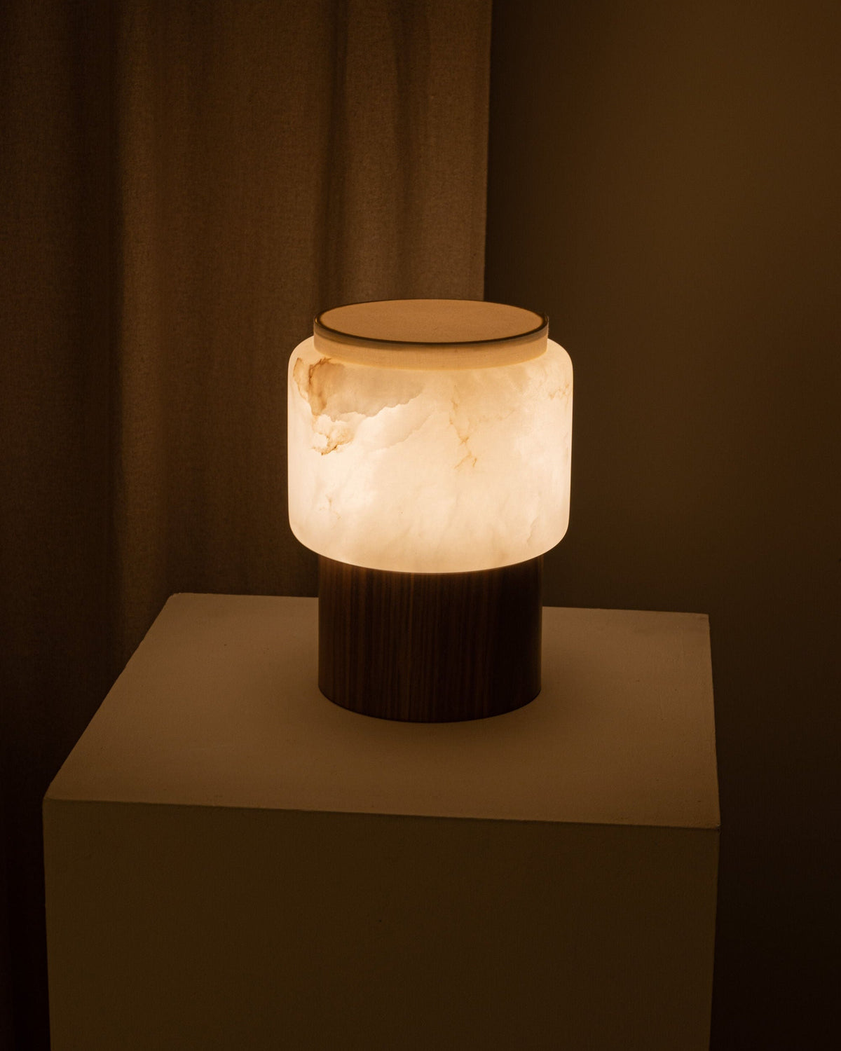 'Lanterno' Table Lamp in White Alabaster — detail view