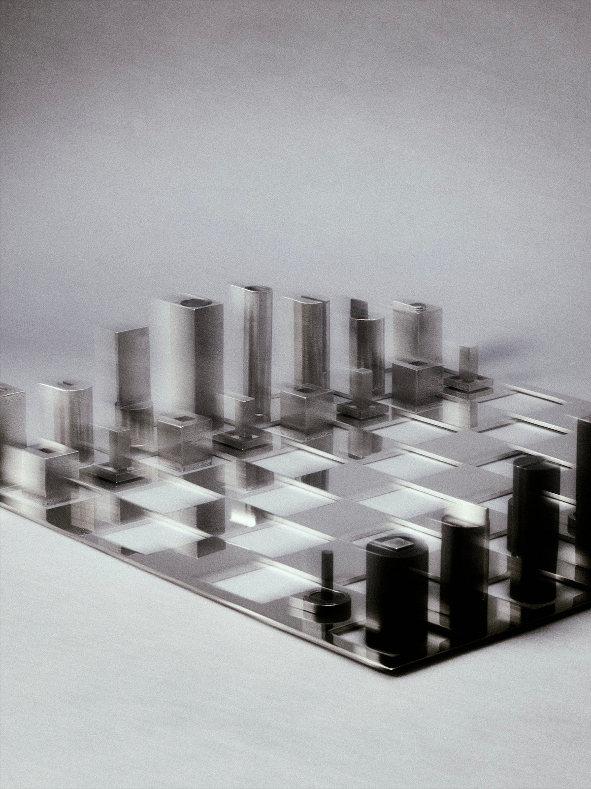 Echiquier “Verso” - Precious Chess Set made of patinated and white Bronze — close-up