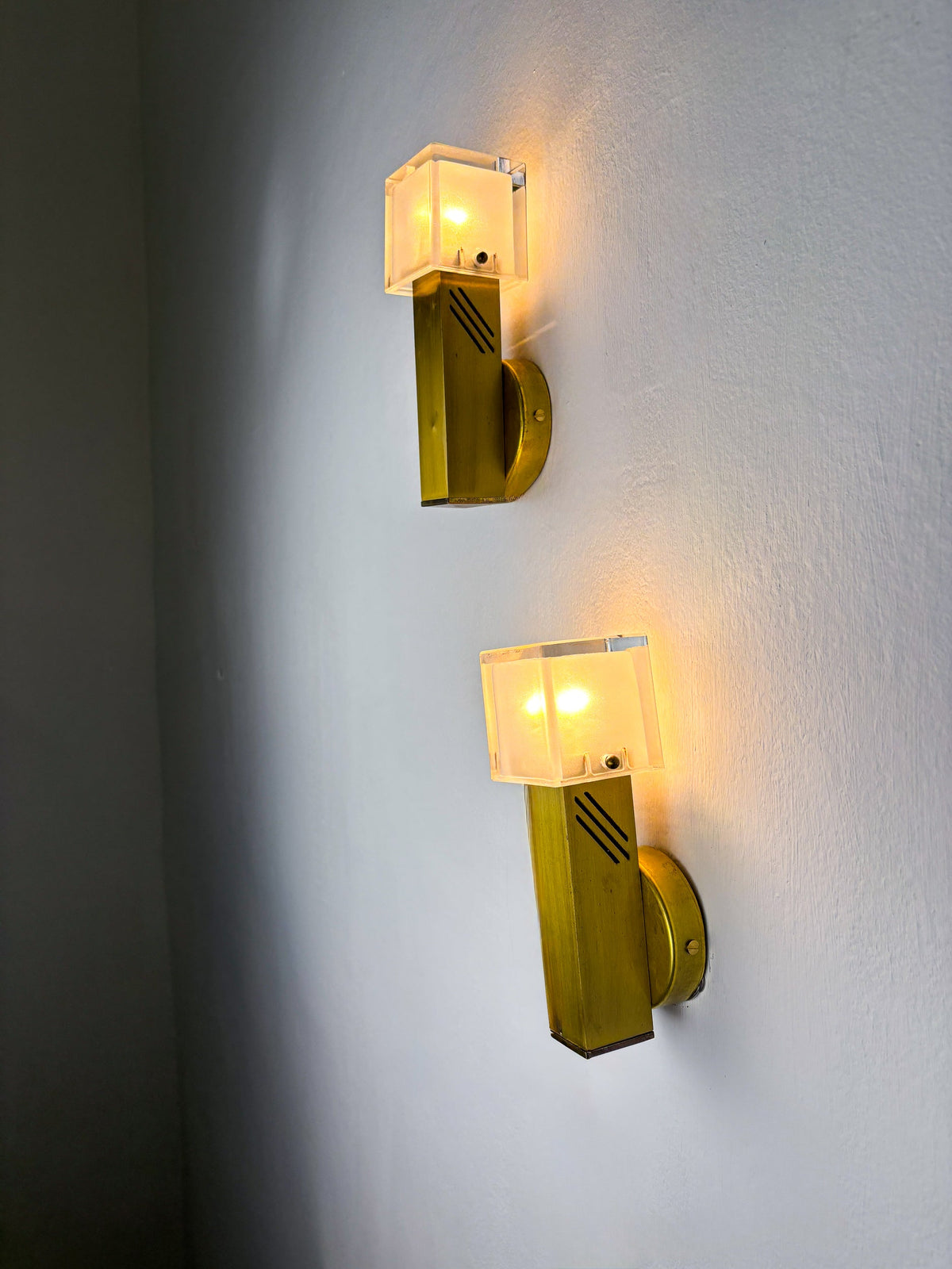 Pair of Cubic Murano Glass Wall Lights by Gaetano Sciolari, Italy 1970s — detail view