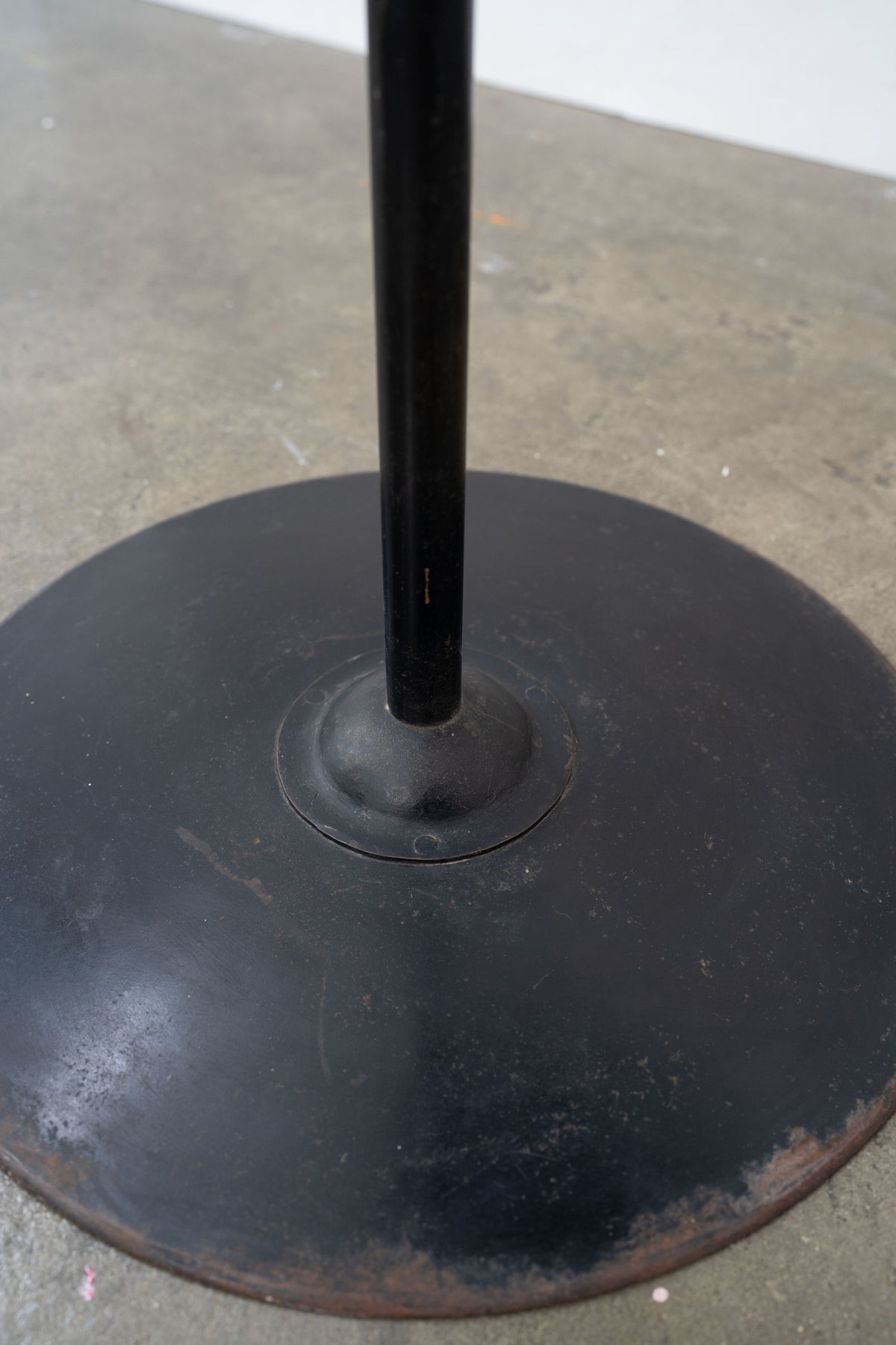 Black circular metal base detail of Hélice side table c.1930