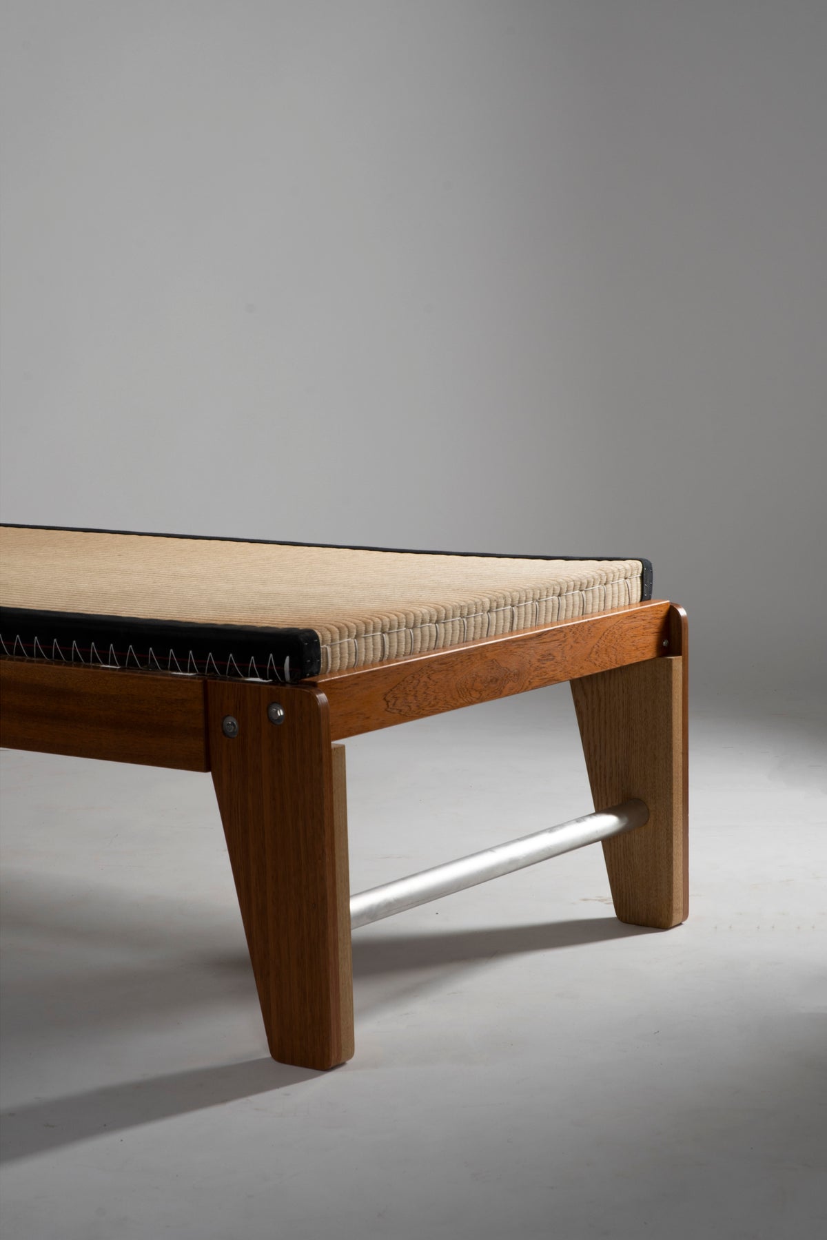 Ossature Daybed - chêne massif et tôle d'aluminium cintrée — detail view