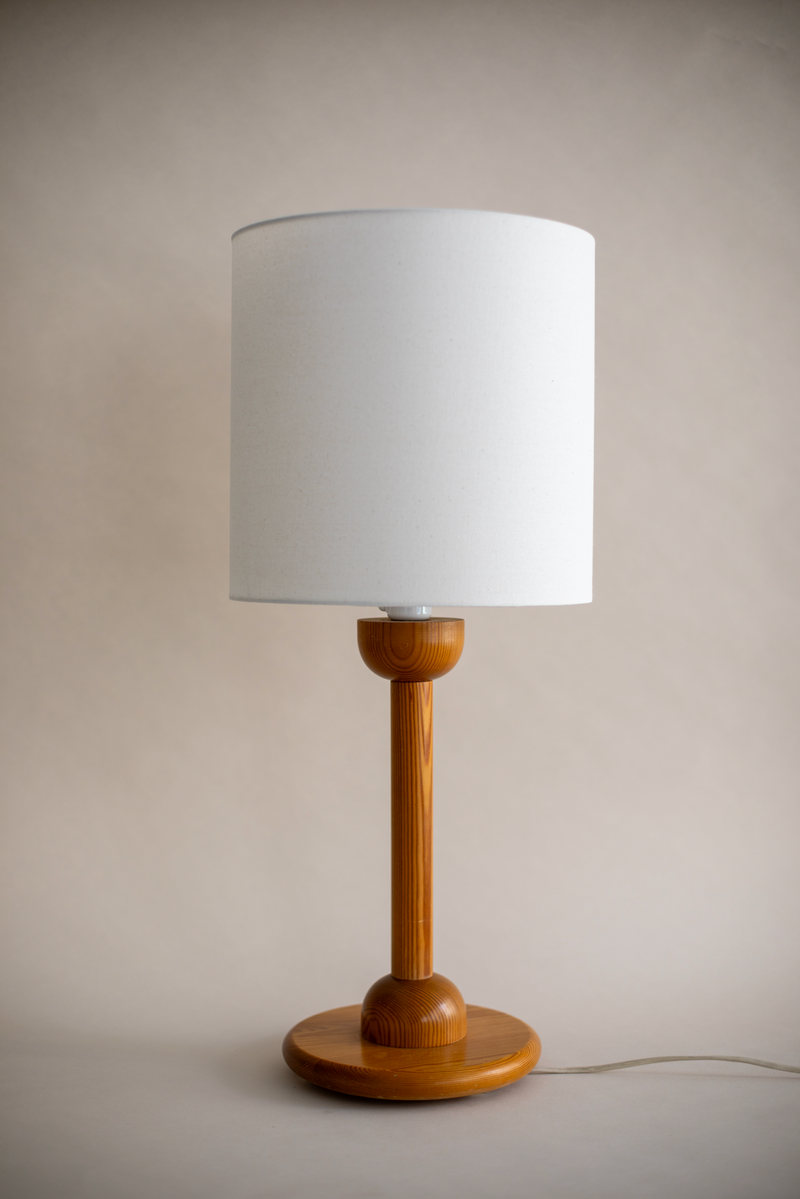 Porto table lamp with white fabric shade and turned wood base