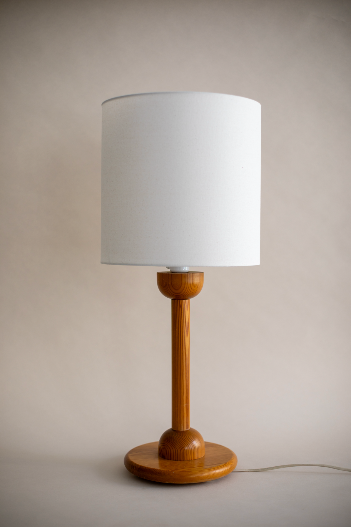 Porto table lamp with white fabric shade and turned wood base