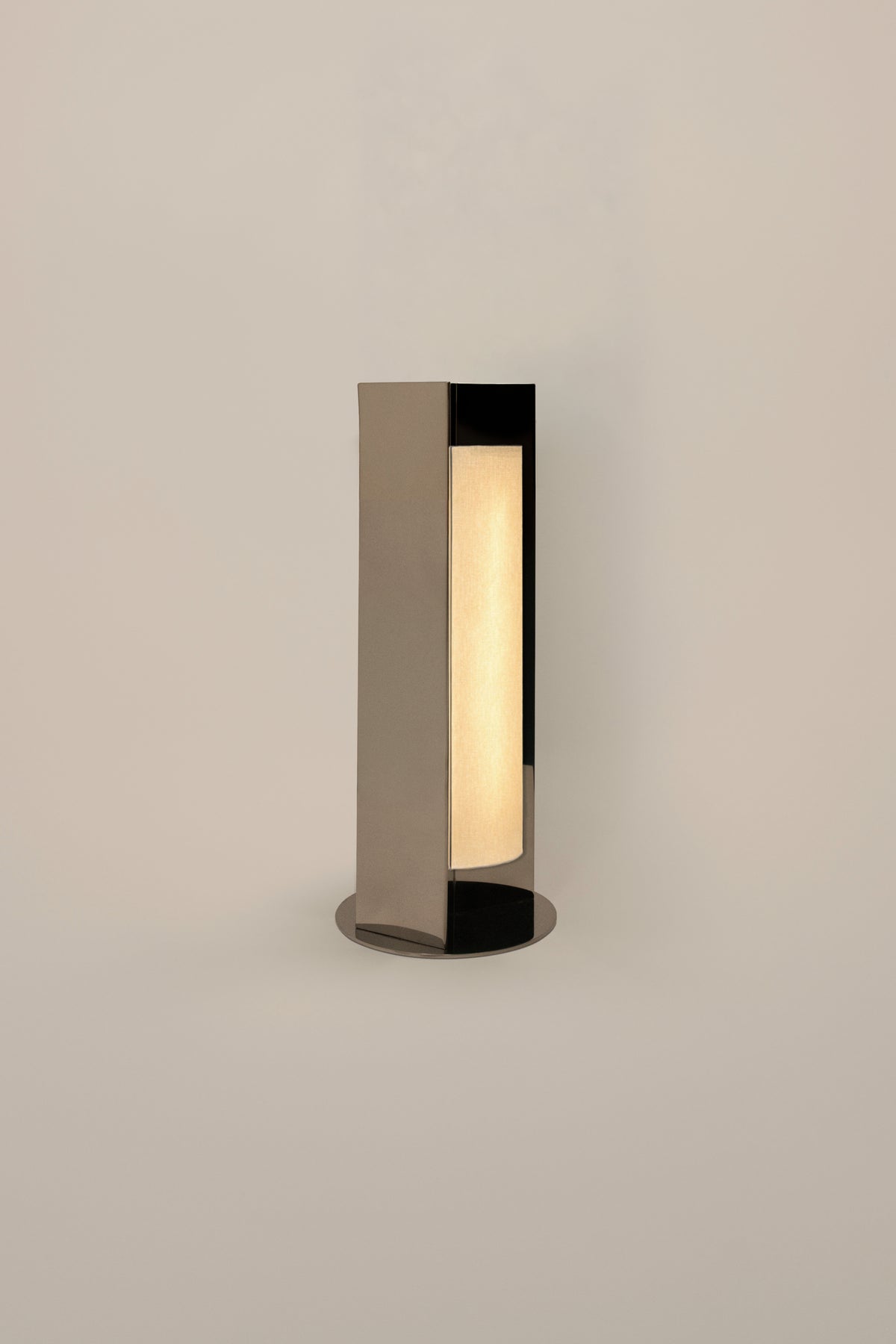 'Arrow' Table Lamp With Diffuser — detail view