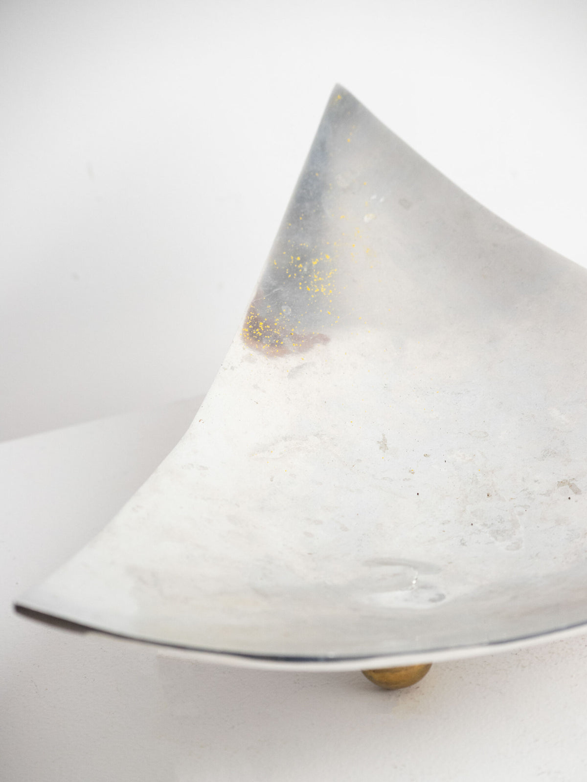 Large Four-Point Centrepiece Bowl in Aluminium on Three Brass Ball Feet, circa 1970s to 1980s — view 9