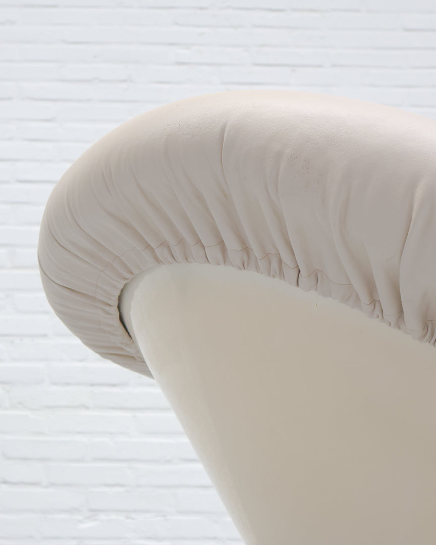 Cream upholstered armrest detail of Lennart Bender Krokus chair