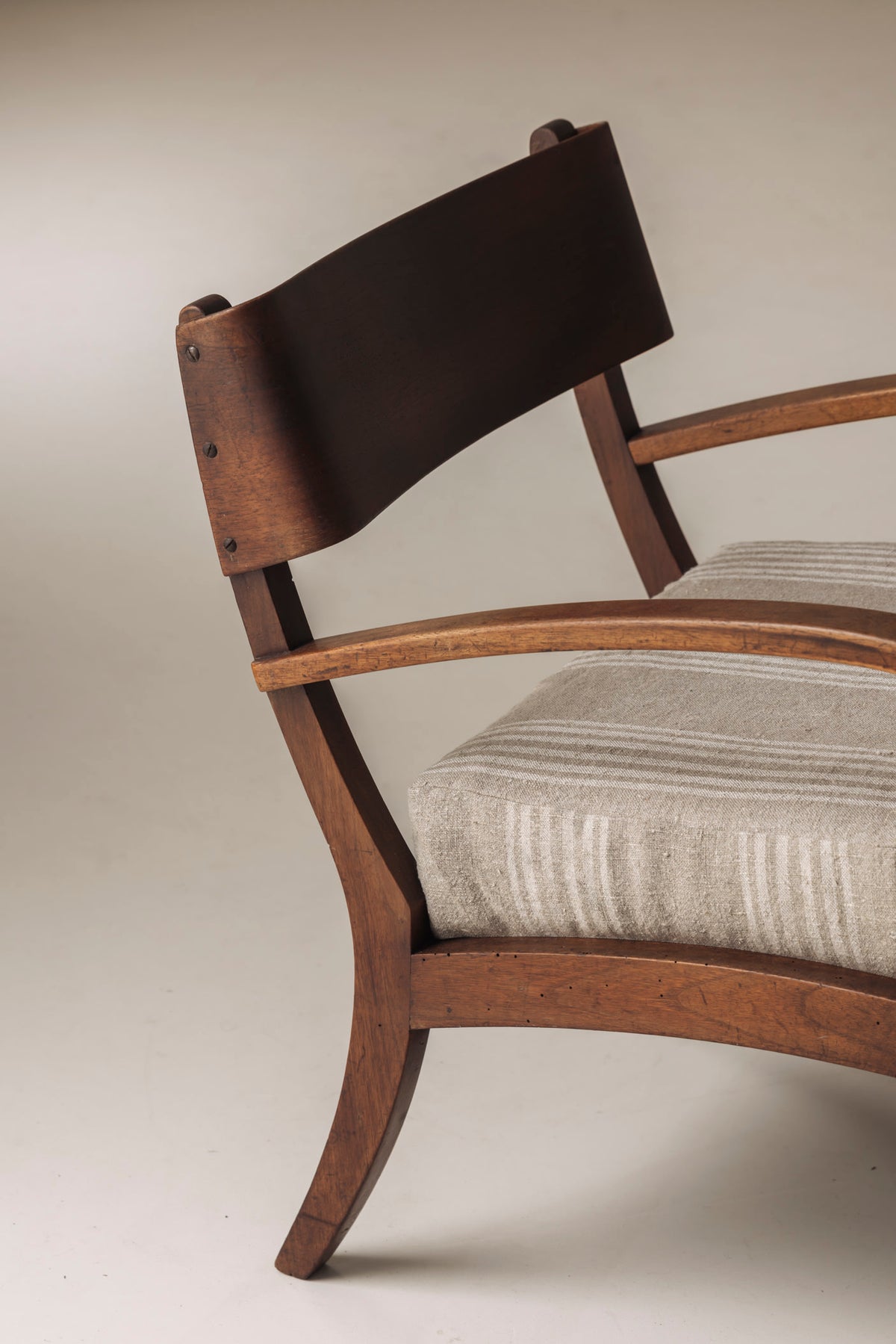 Sculptural pair of Italian easy chairs in walnut from the 1950s. — close-up