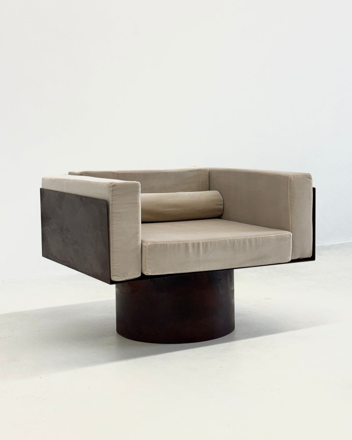 Sculptural Italian metal lounge chair by Wintage | The Oblist