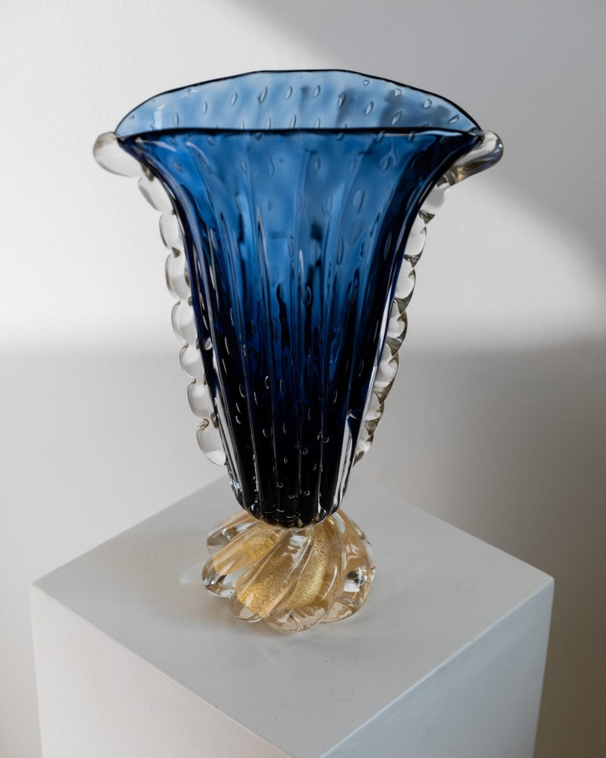 Vintage 19060s Murano Glass Vase by Barovier, Royal Blue with Gold, Bubble Glass, Twisted Texture, Italian Art Glass, Elegant Gift Idea — close-up