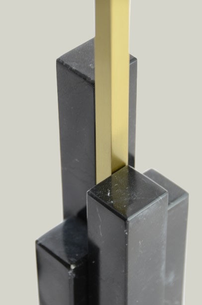 "SKYLINE "Table Lamp in black marble and satin brass — close-up