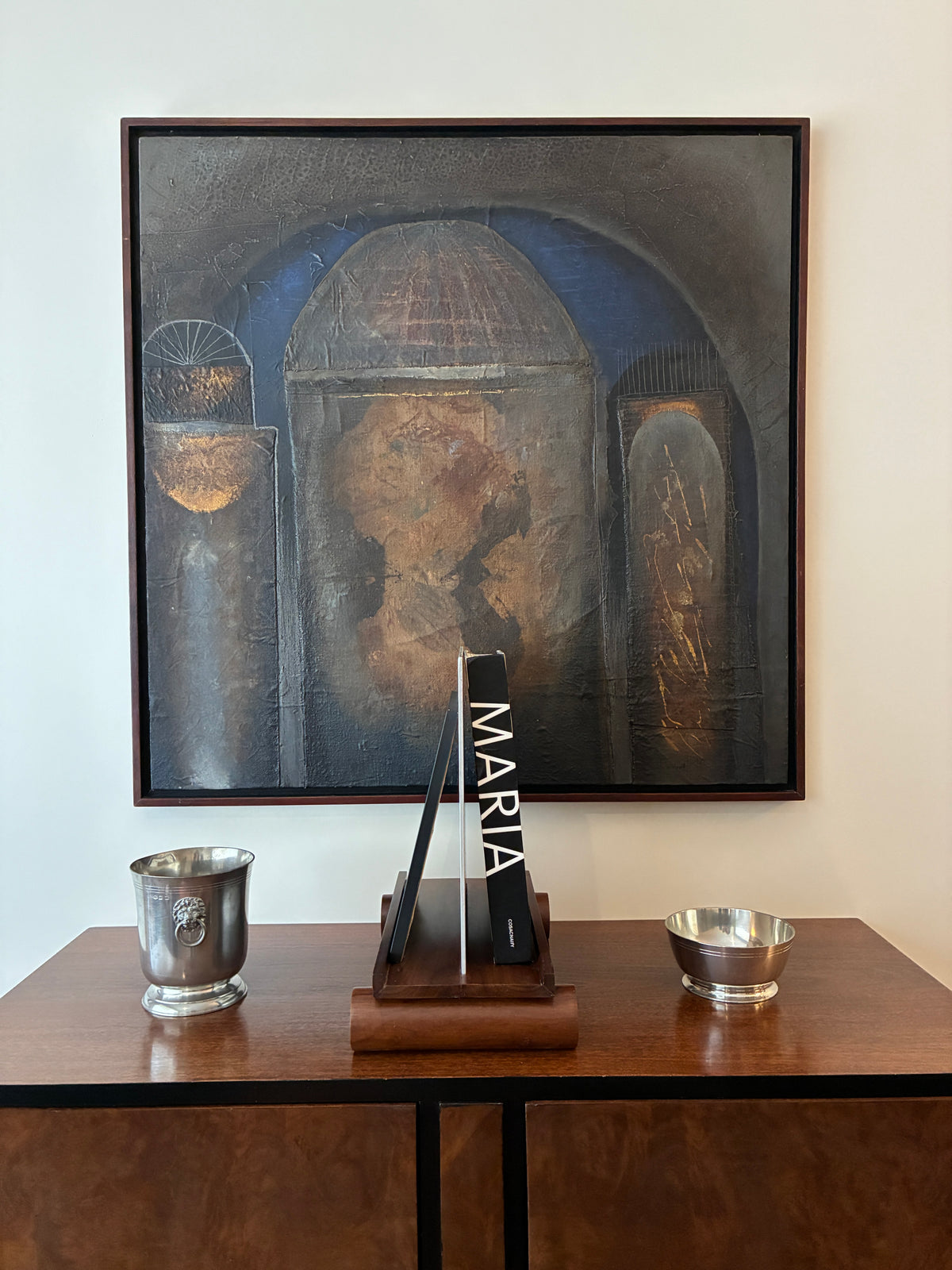 Maria Easel — lifestyle setting