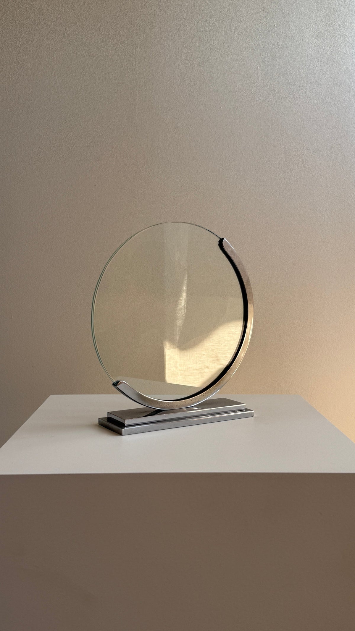 British Art Deco Circular Polished Chrome Photo Frame c.1930 — detail view