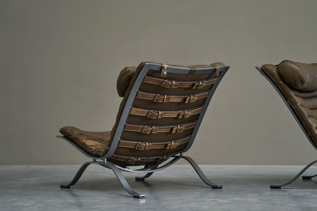 Arne Norell Pair of Ari Lounge Chairs in Steel and Patinated Leather, 1960s — close-up