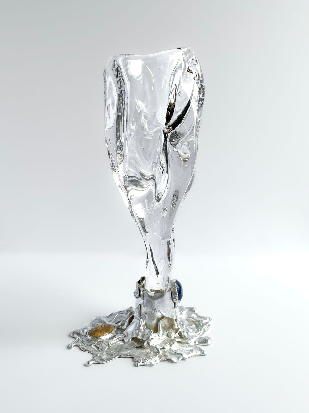 Jewelled Goblet no. 5 x Lindsey Fontijn — close-up of clear glass with colorful base