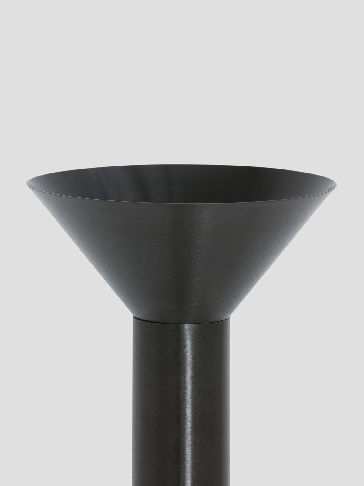 TORRES Uplighter — top view of black metal shade