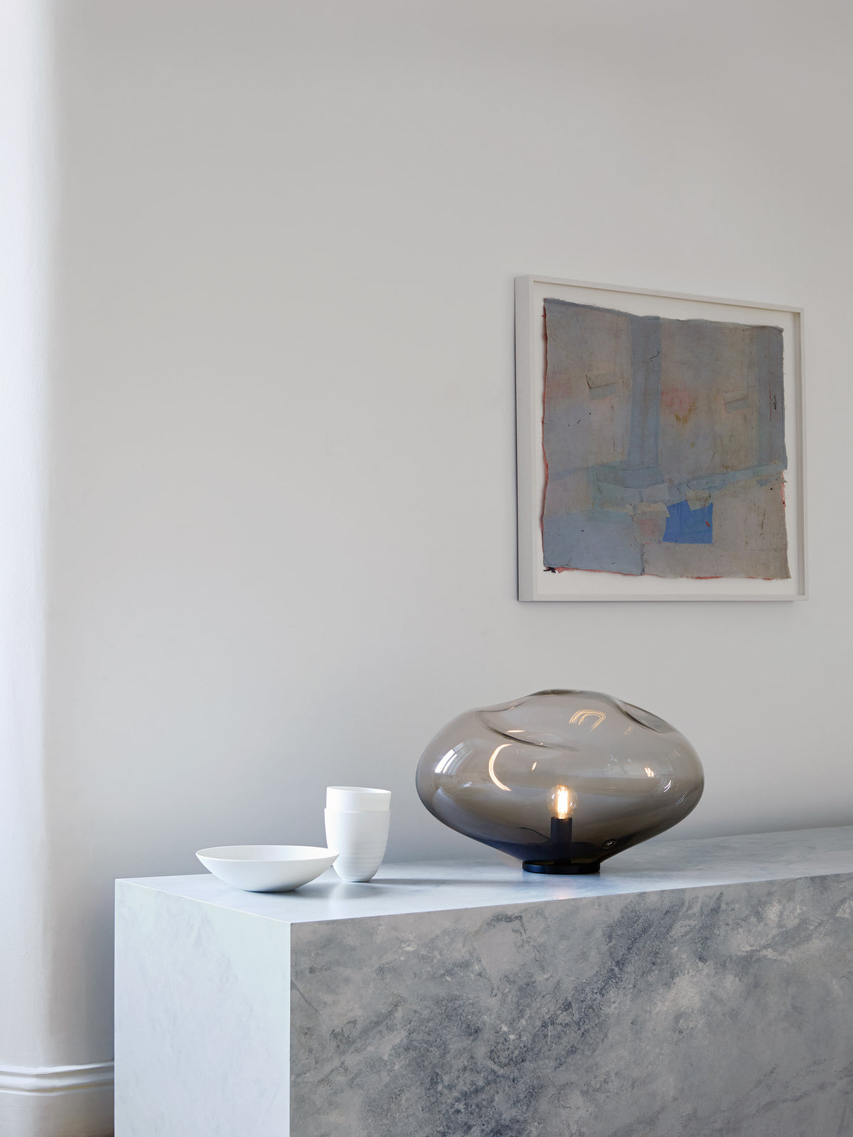 HAUMEA AMORPH table lamp - size S (L: 26cm), M (L: 32cm), L (L: 40cm), XL (L: 47cm) — positioned on marble surface with artwo
