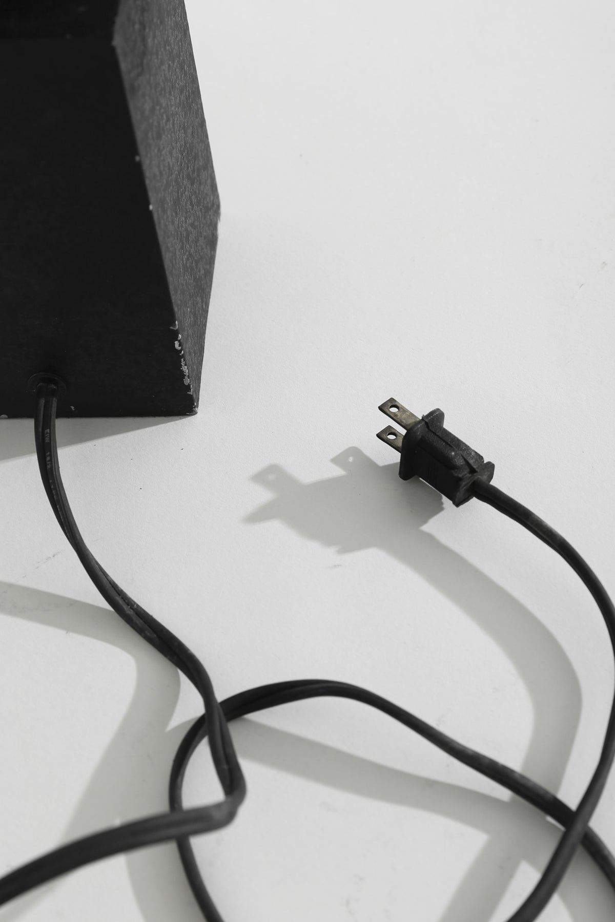 Robert Sonneman Molecule Table Lamp — close-up of black power cord and plug