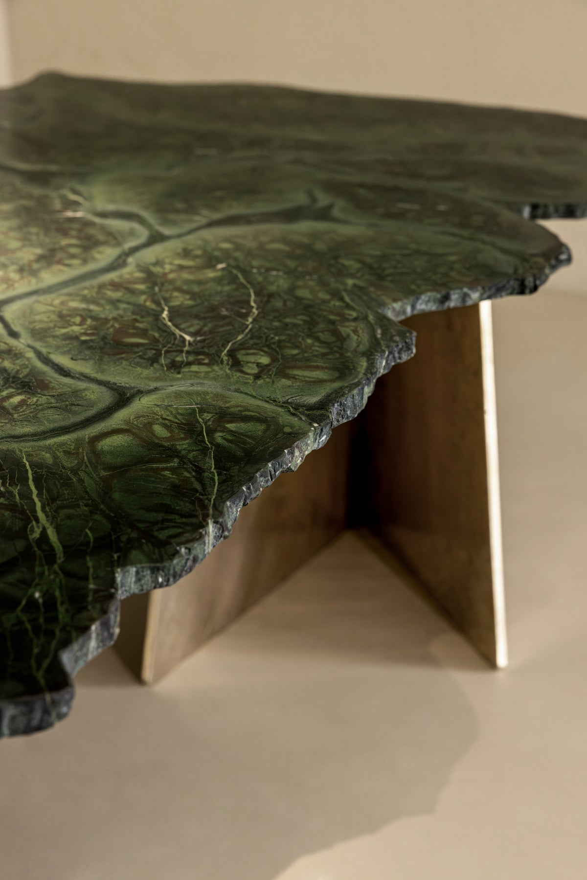 VITTORIA Dining Table - Marble and Brass — close-up