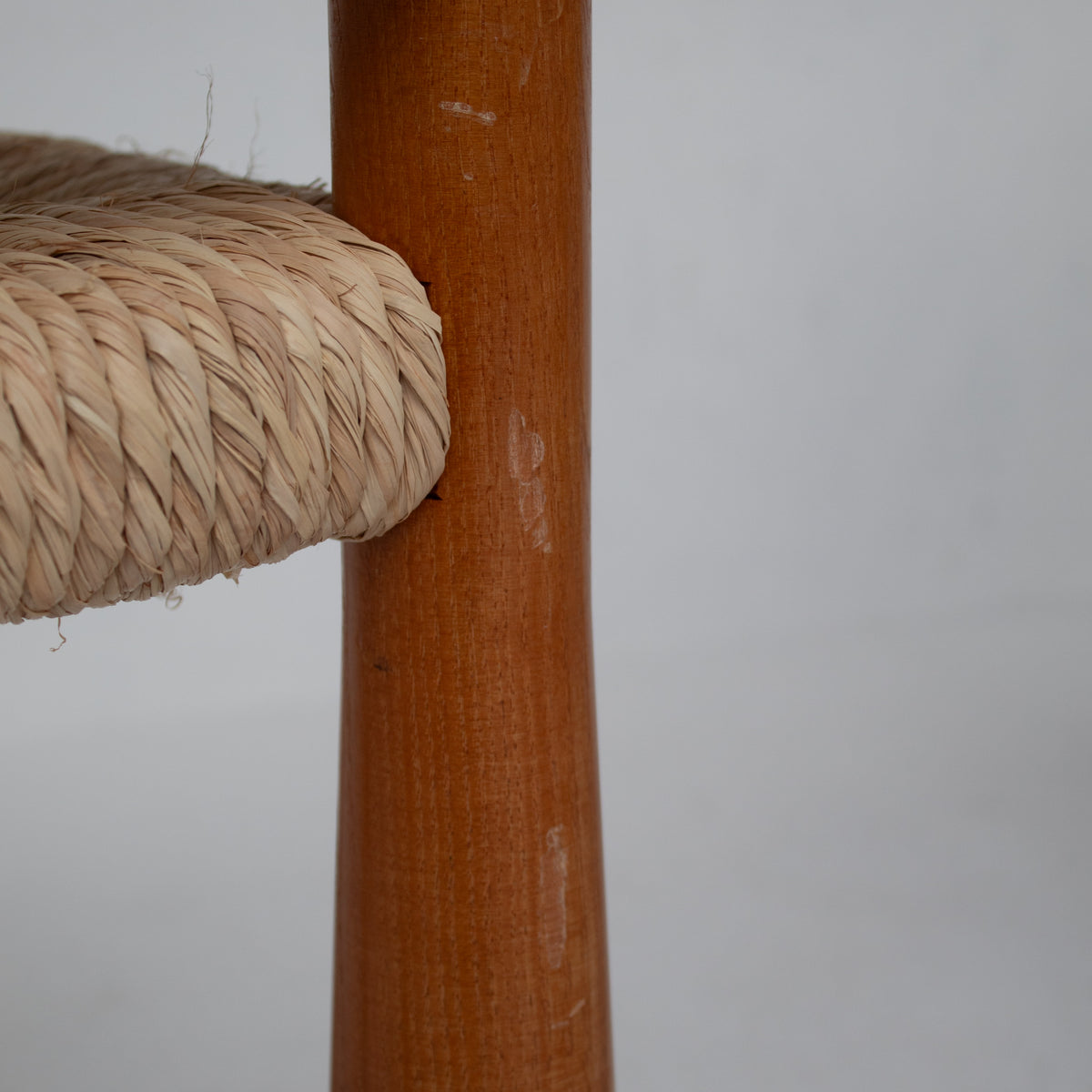 Set of 6 “Toscanolla” Dining Chairs by Alessandro Becchi for Giovannetti — close-up of woven seat detail and wooden leg