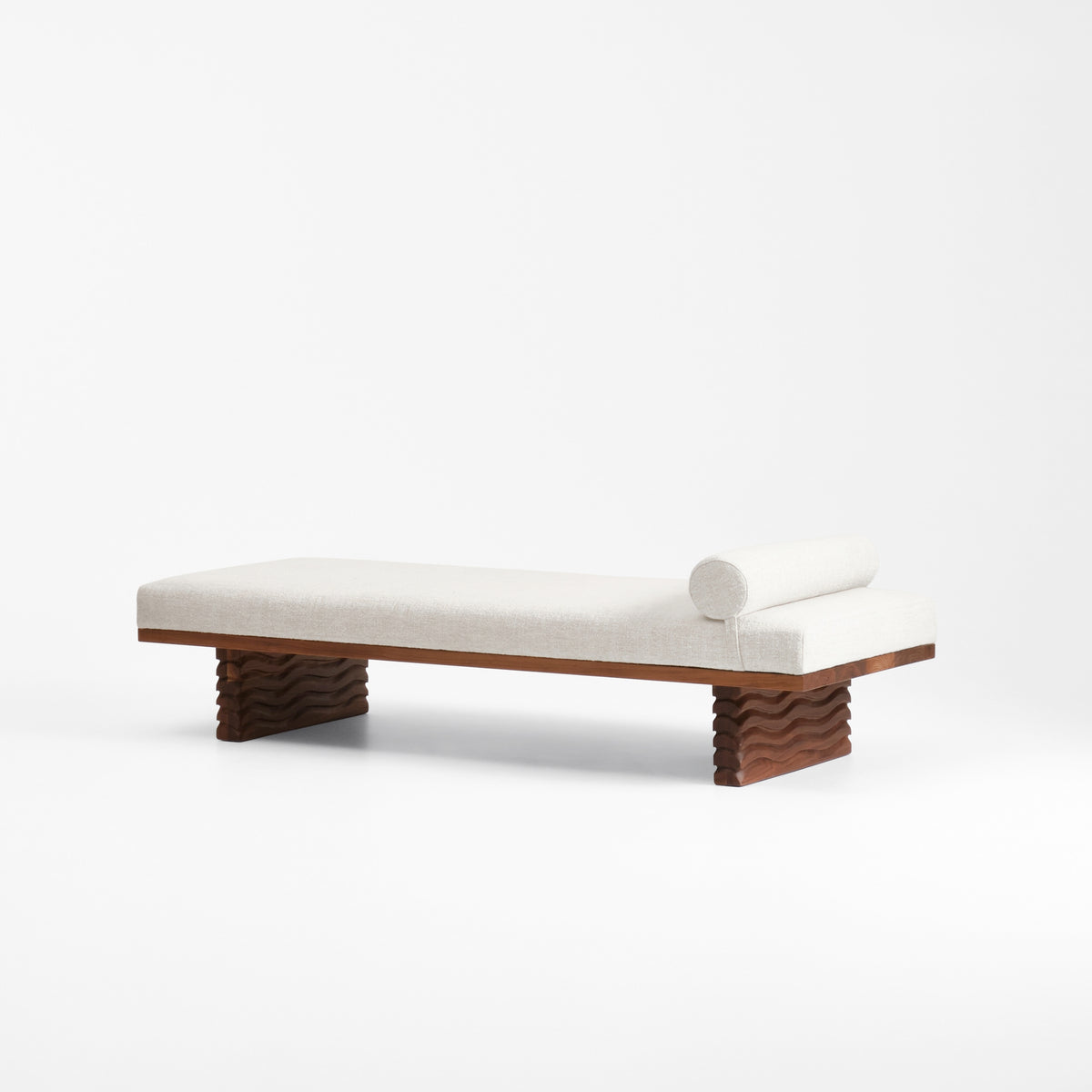 Nazaré Daybed — side view with light fabric and wooden legs