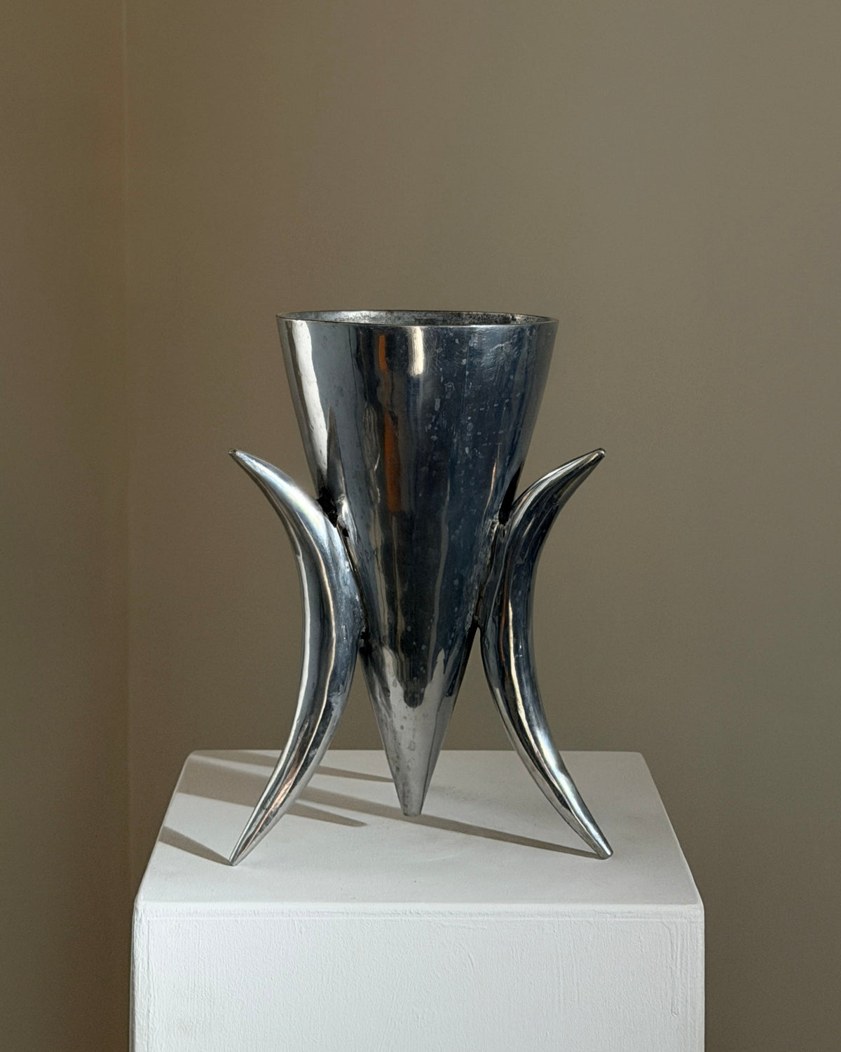 Large cast aluminum tripod vase, France, 1970 by Figuresdesign | The Oblist