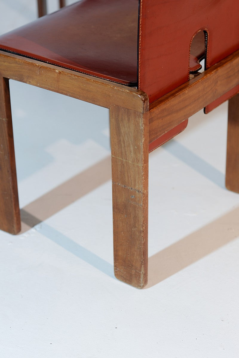 Close-up of teak wood leg and leather seat detail of Scarpa chair