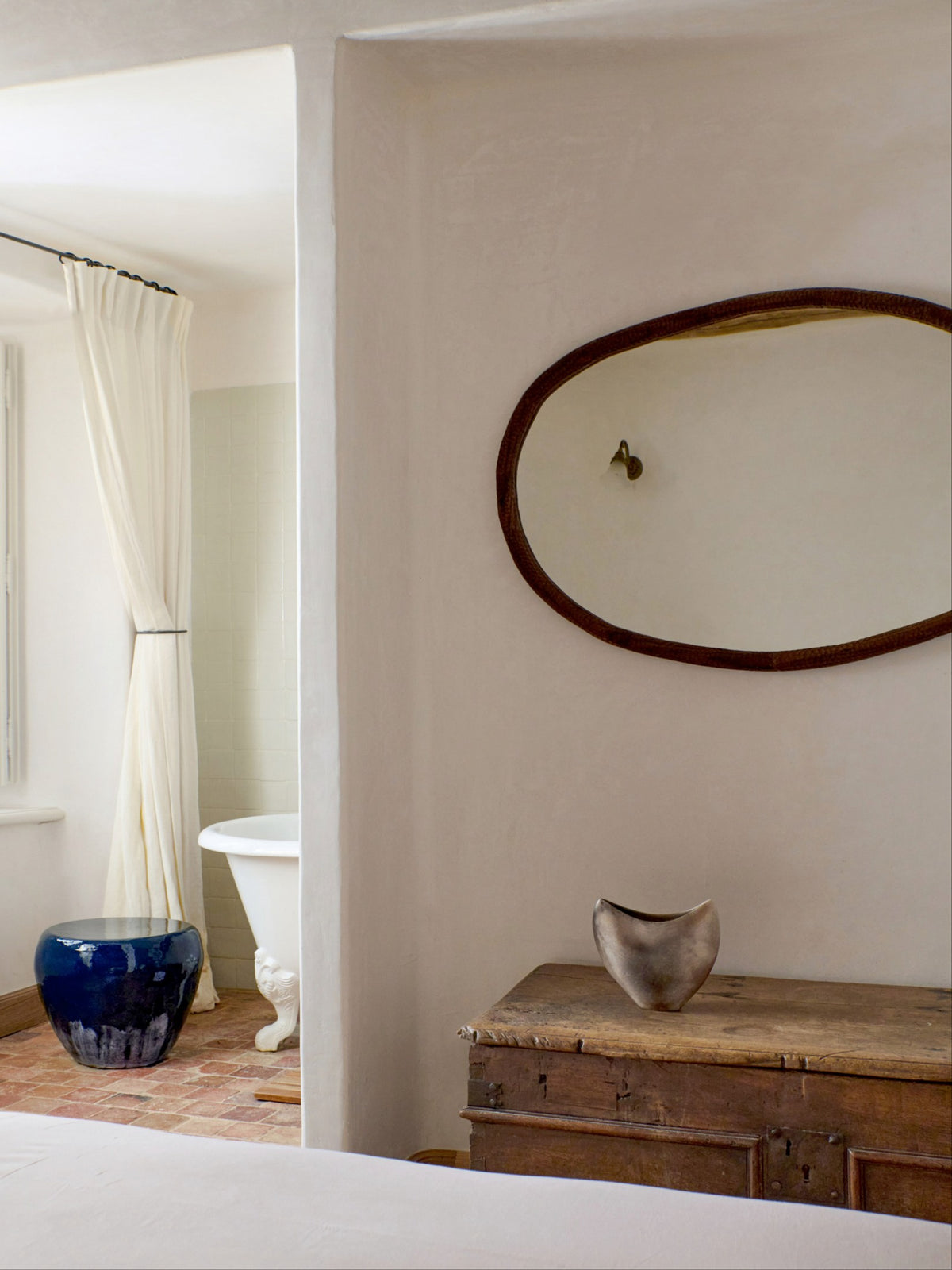 Amarante Mirror oval — close-up