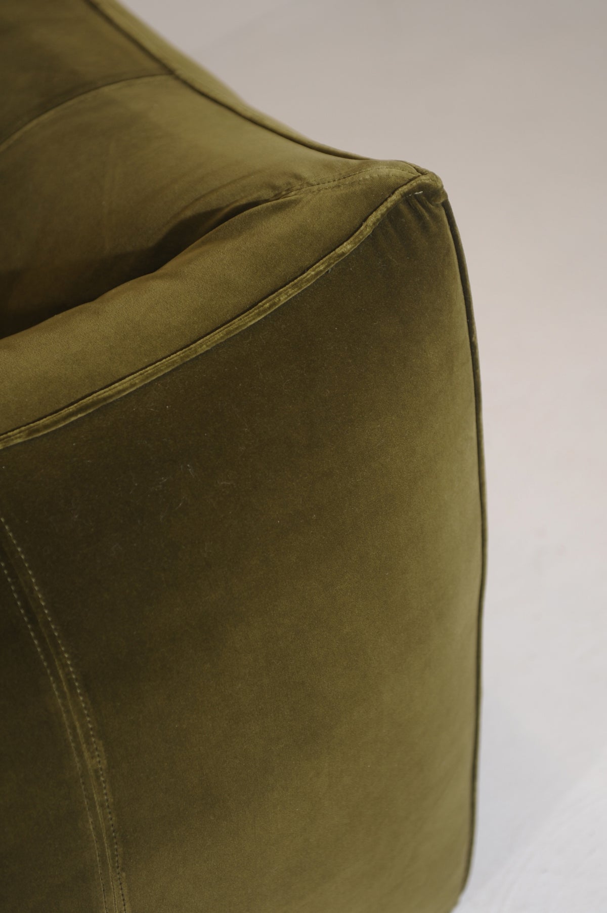 Rare Sectional Sofa 'Le Bambole' by Mario Bellini for B&B Italia, Italy 1971 — close-up of olive green velvet upholstery