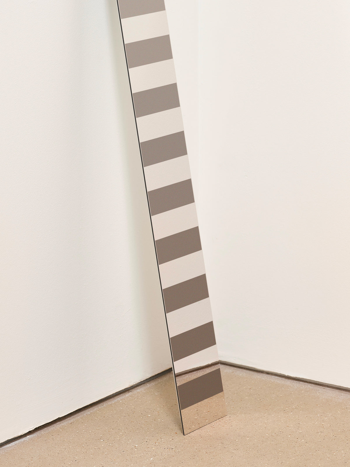 Sculpture miroir minimalisme - BANDE DE 4 N°6 — lifestyle setting