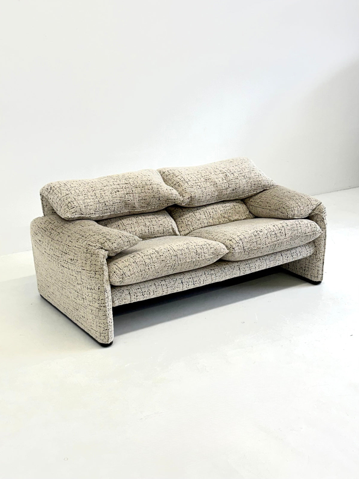 Cassina Maralunga 2-seater sofa by Vico Magistretti off-white with subtle pattern — lifestyle setting