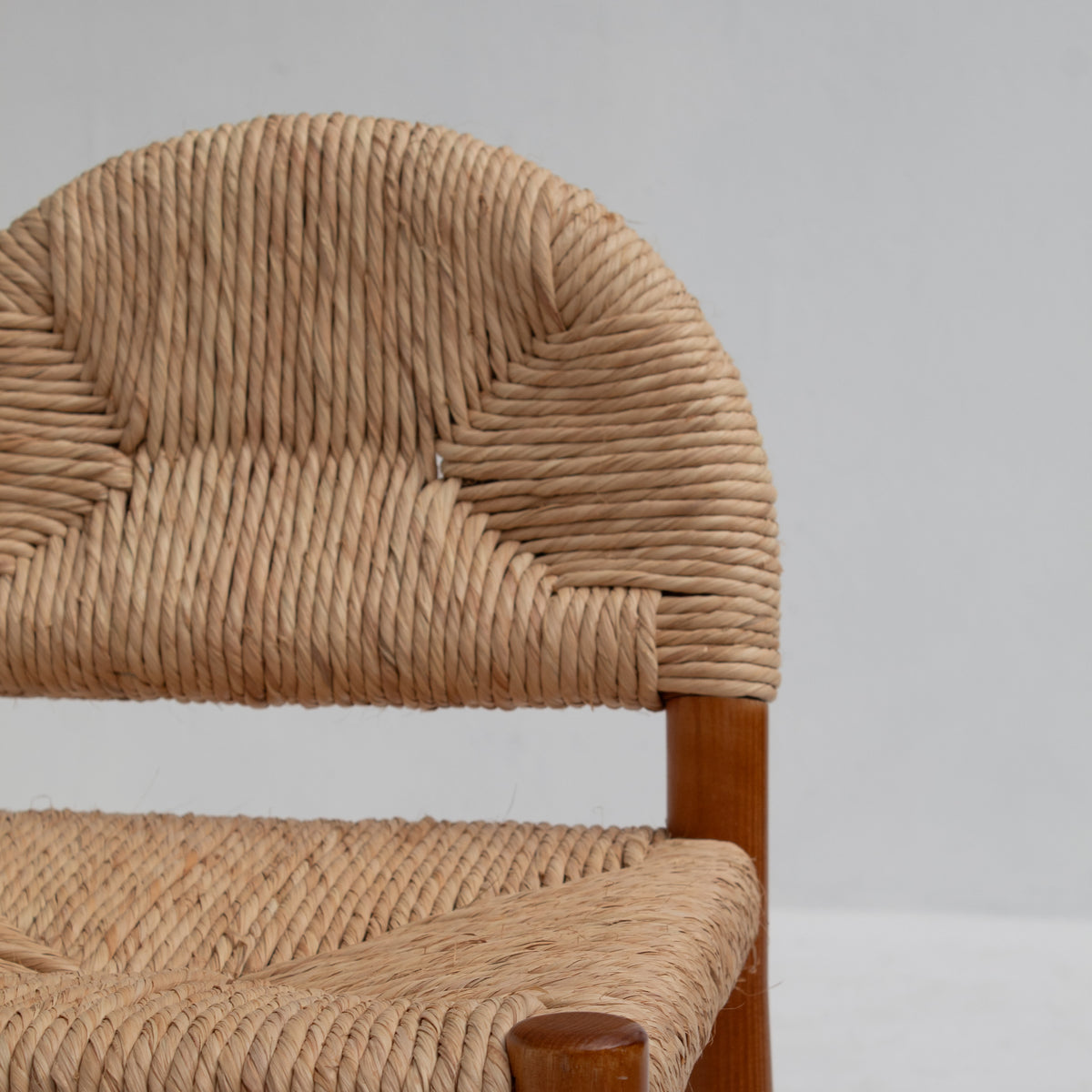 Set of 6 “Toscanolla” Dining Chairs by Alessandro Becchi for Giovannetti — close-up of woven seat in natural fibers