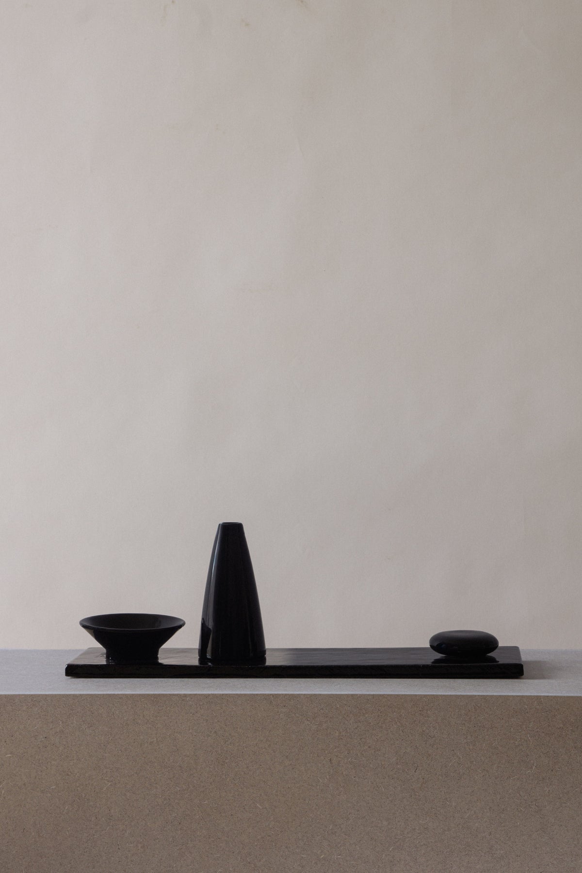 The Bottom of the Lake - Vase in Ceramic and Lava Stone — close-up