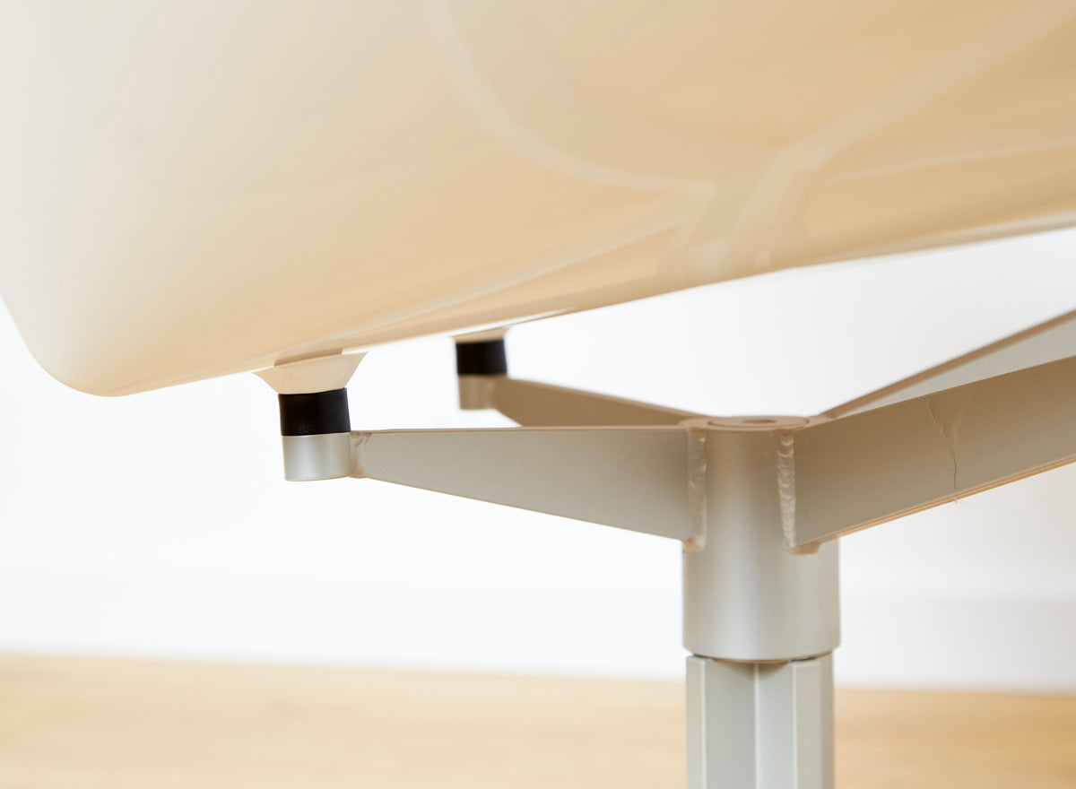 Jehs+Laub JL11 Space Lounge Chair for Fritz Hansen — close-up of base and support structure