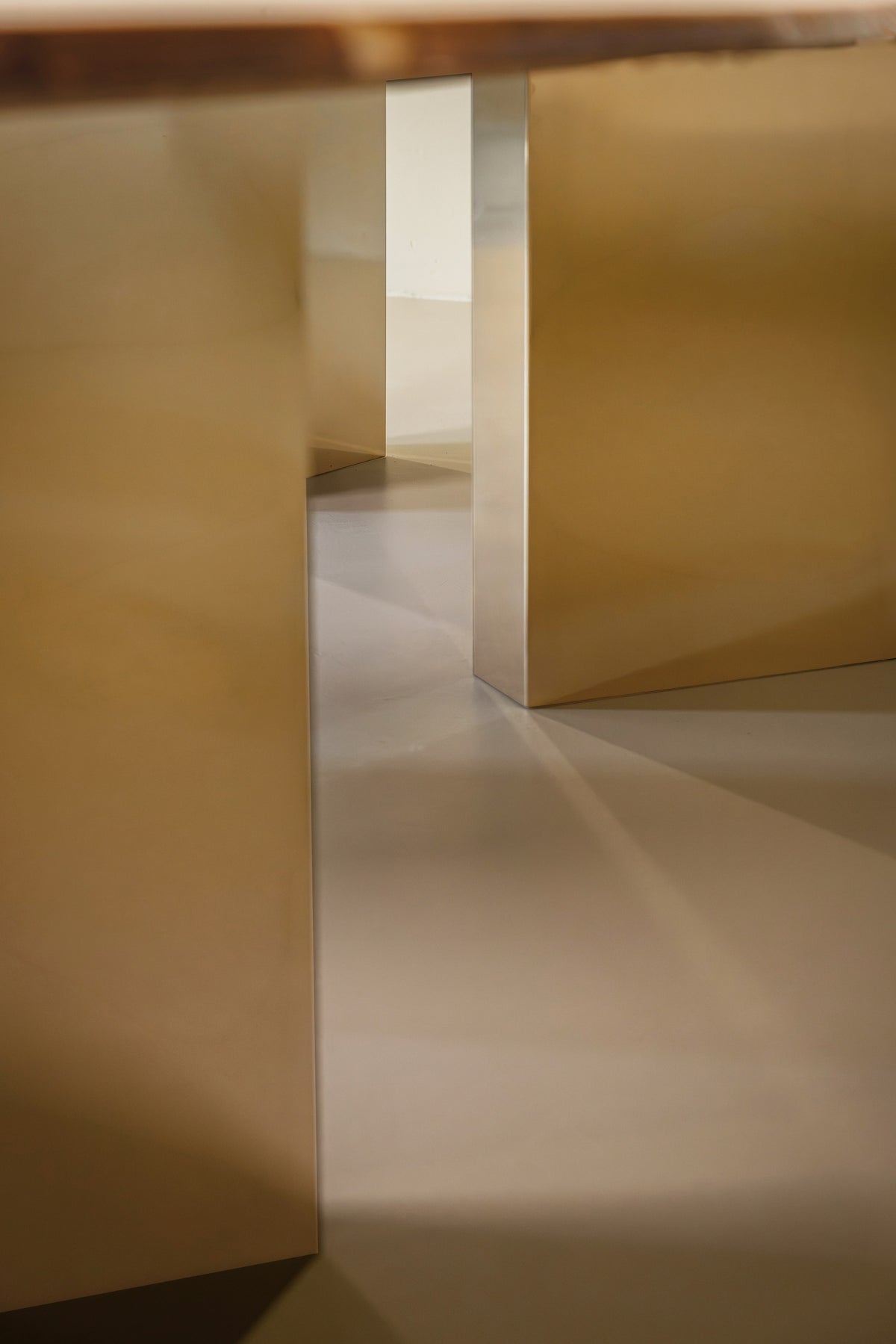 PALOMINO Marble Dining Table - Contemporary dining table in metal and stone — close-up