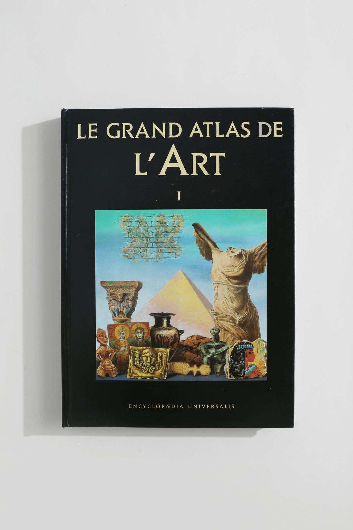 Le Grand Atlas de L’art Book Set — side angle showing black cover design