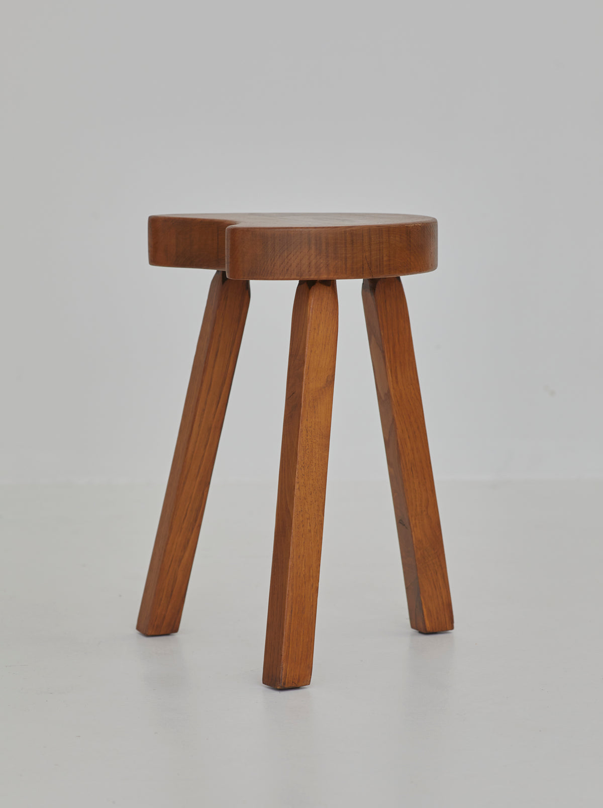 Vintage French handcrafted tripod stool in brutalist style, solid beech wood C. 1960 — top view highlighting smooth wooden se