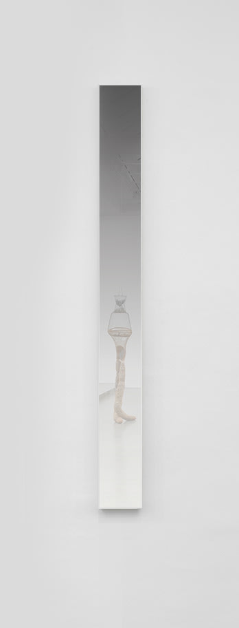 Mirrored Sculpture - Osmose 02 — side view reflecting white pedestal