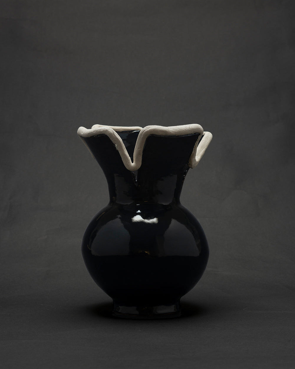 Navy blue ceramic vase with ruffled white rim, Los Objetos Decorativos
