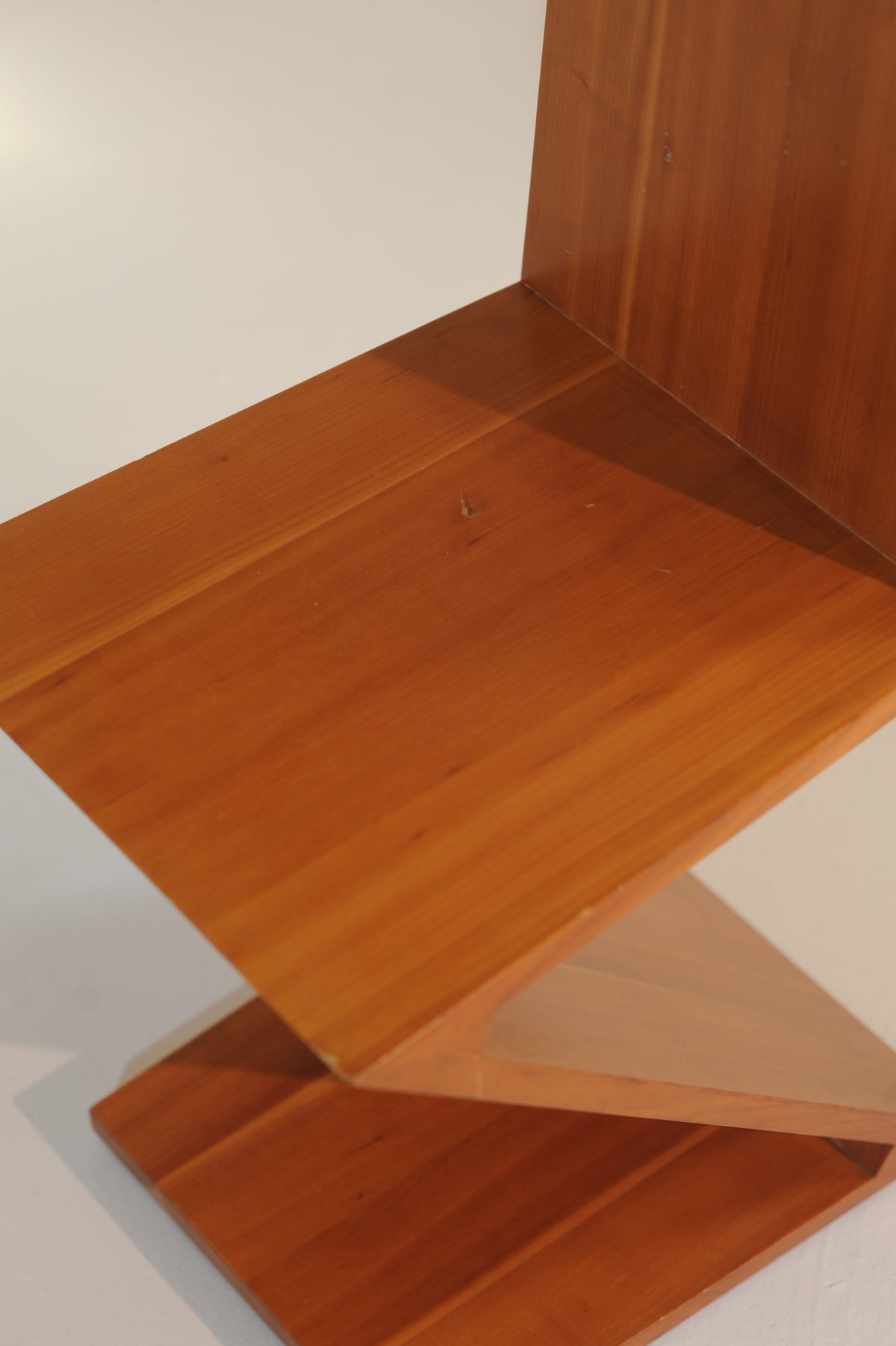 Close-up view of Zig Zag chair's distinctive cantilevered wood construction