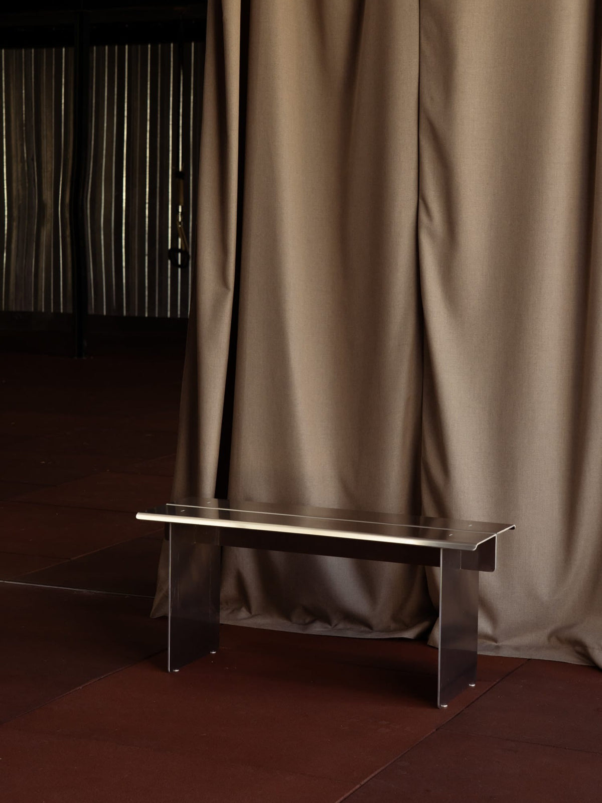 "Pleg Bench" Aluminium — close-up