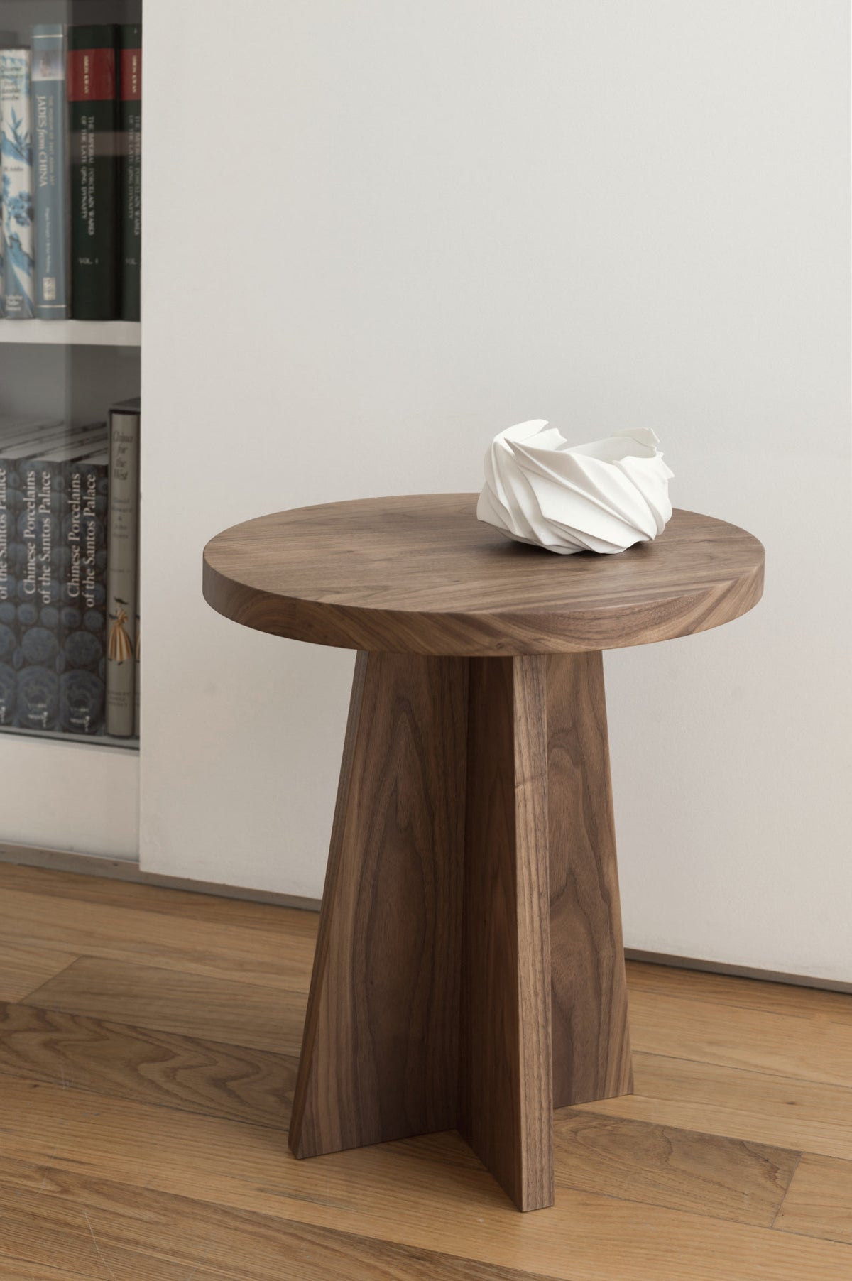 Round Side Table in Oak and Ash - Collection — detail view