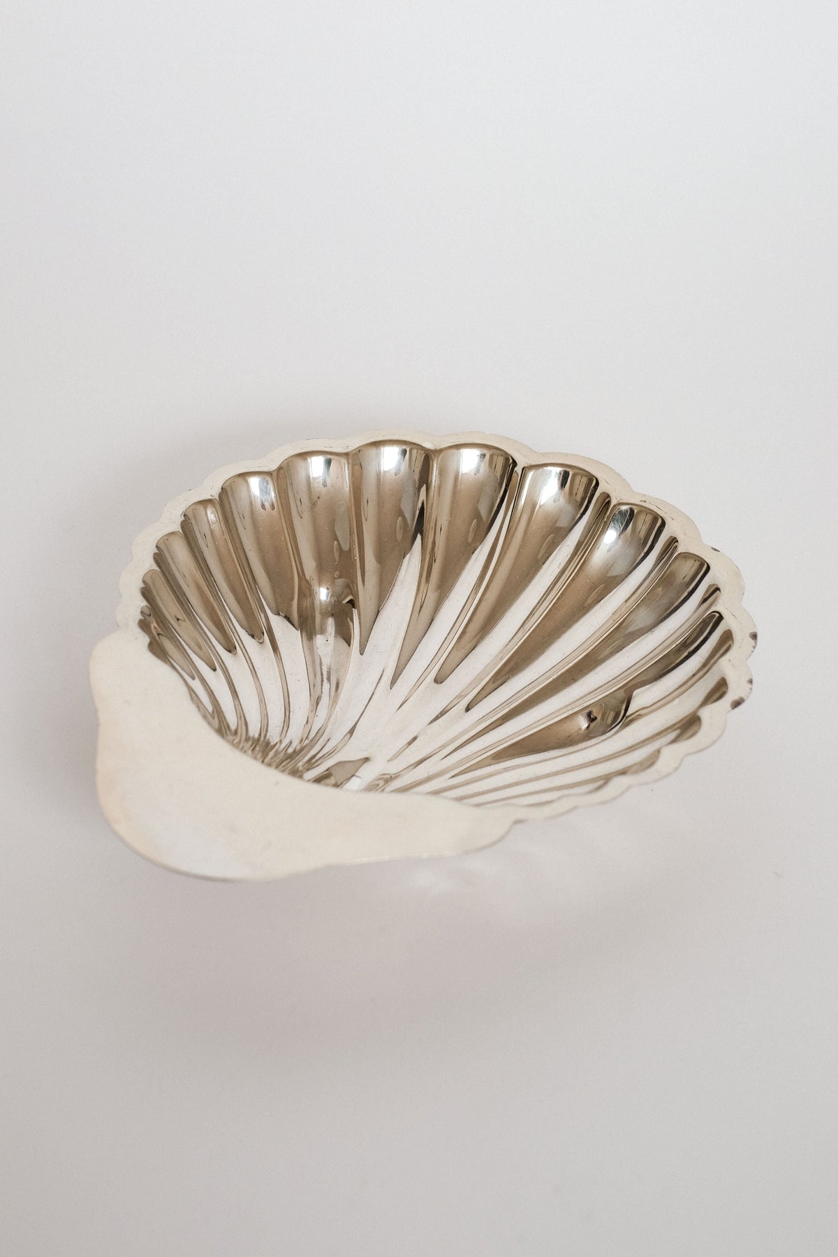 Medium Shell Shaped Vide-poches — close-up of polished silver surface